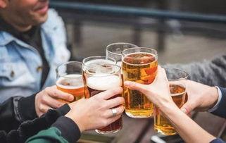 喝国产啤酒视频,畅饮瞬间，品味匠心独运